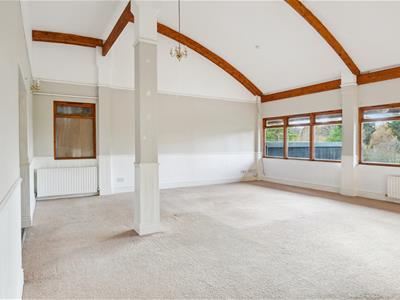 SPACIOUS LIVING ROOM